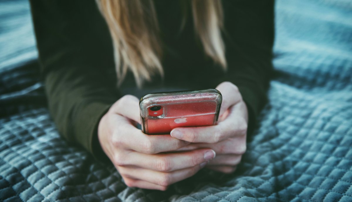 Gen Z’s ‘Floodlighting’ Trend Signals Shift in Emotional Boundaries