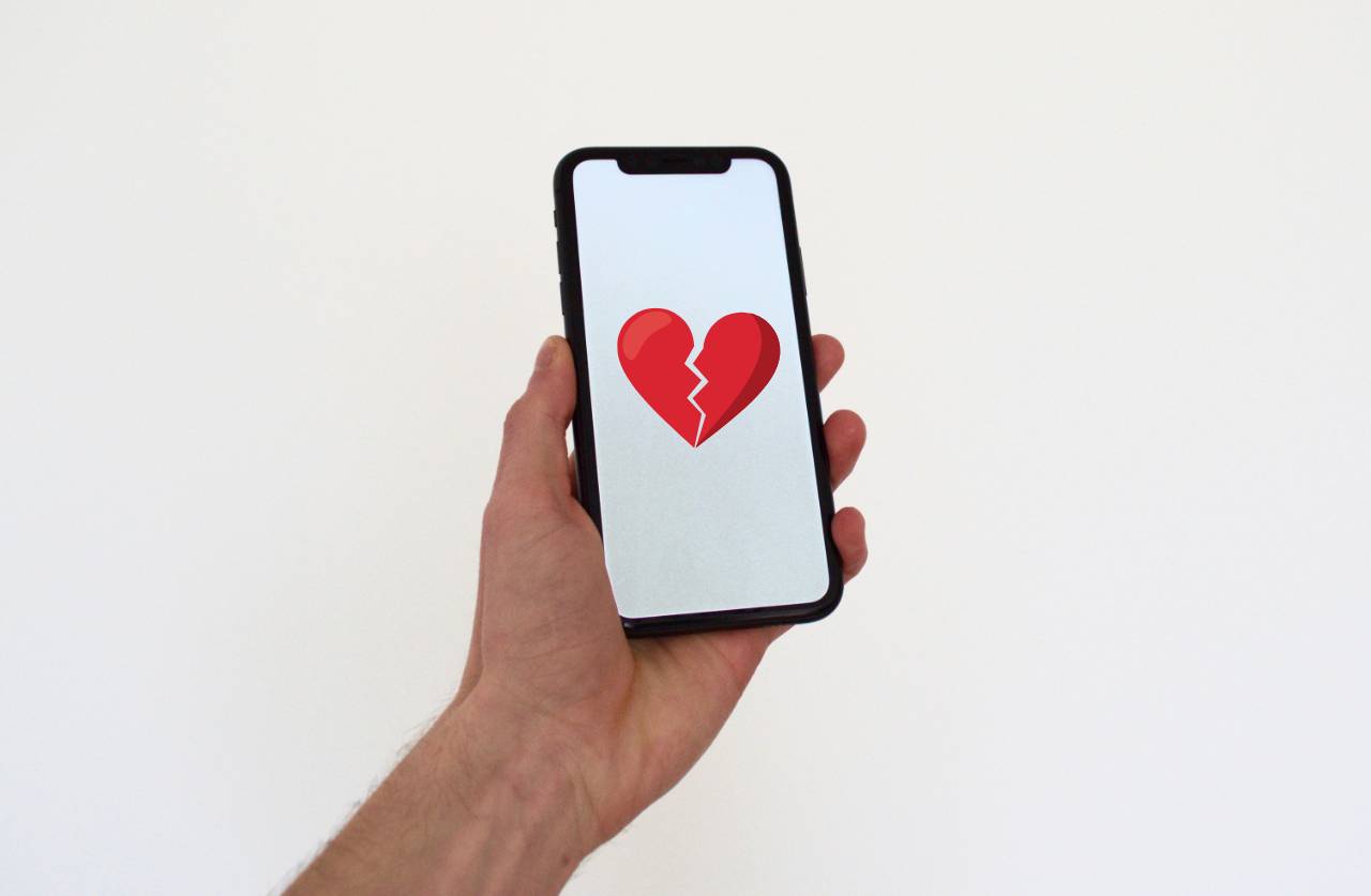 These iPhone Dating Apps Exposed Private Photos, Messages – Report